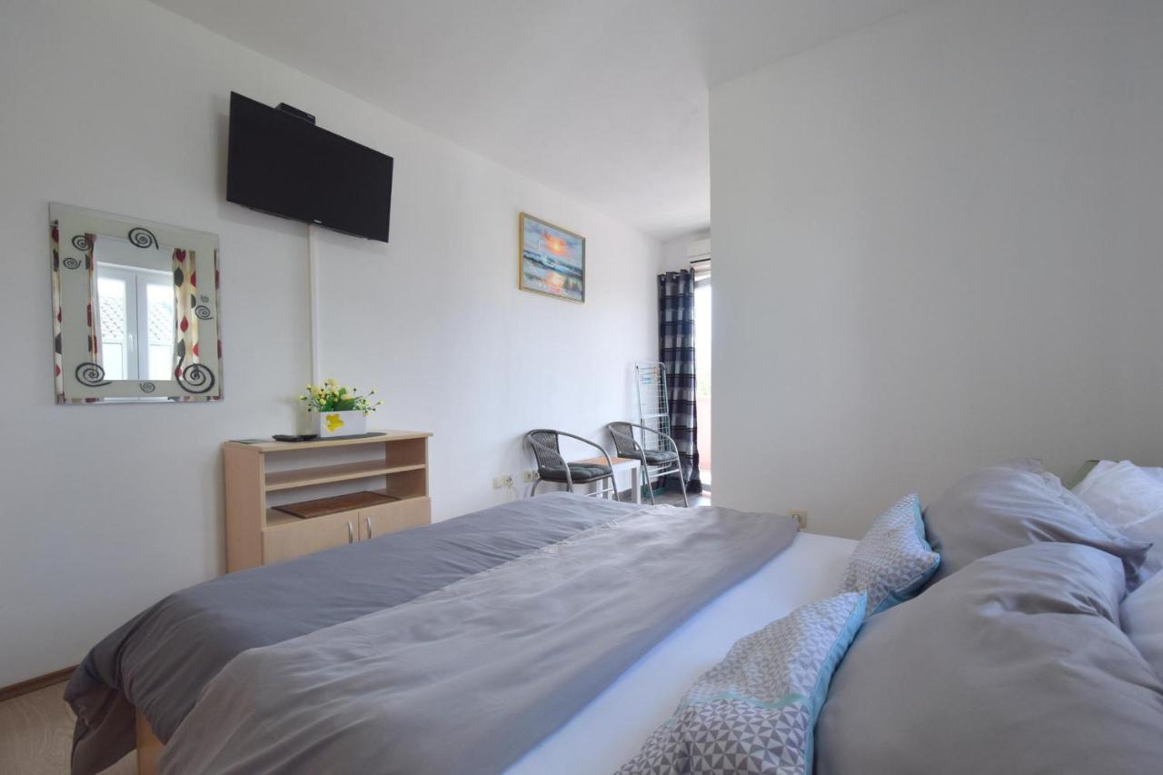Apartments And Rooms Letizia Dobrinj Luaran gambar